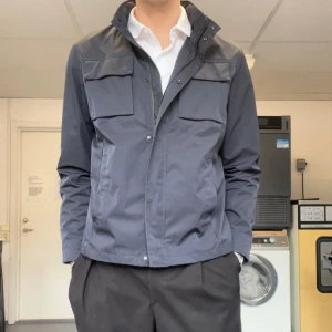 Marin blå höst/vårjacka från dressman - En marinblå höst/vårjacka från dressman i storlek XL. Denna jacka är köpt tidigare i vår och är i ett bra skick