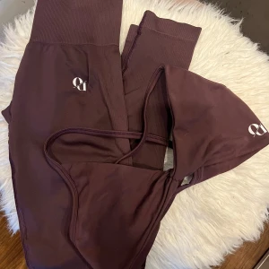 Ownu flex set - Fint skick strl S i färgen deep plum