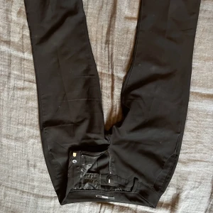 Svarta lågmidjade kostymbyxor  - ( vet inte vad som hände med bilderna) säljer dessa svinsnygg lågmidjade jeansen ifrån bik bok, deras gamla modell, tyvär har dem blivit försmå för mig🌟använda men i fint skick 