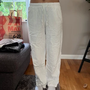 Vita linnebyxor  - Säljer mina vita linnebyxor från Bershka i storlek XS🙌🏼 Byxorna är väl använda men det finns inga defekter på byxorna!✨ (Skriv för fler bilder)🤗