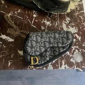 Dior väska  - Diorväska köpt från vestiaire. Sparsamt använd, fint skick💓. Köpt för 8000kr