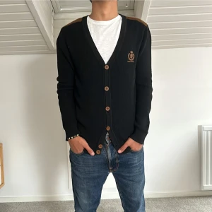 Bondelid cardigan  - Tja! Säljer nu denna snygga cardigan. Skick 9-10 och säljer denna för endast 349. Storlek S och passar även M. Slimfit. Modellen är 170, 70kg. Hör av dig vid frågor eller funderingar!