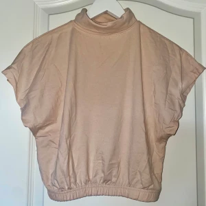 Ljusrosa tröja 🌸 - Ljusrosa t-shirt tröja med polokrage och resårmidja 🌸 Okänt märke ☺️