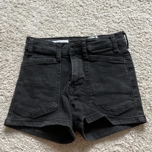 Jeansshorts - Jeansshorts från zara i storlek 122 men passar 140