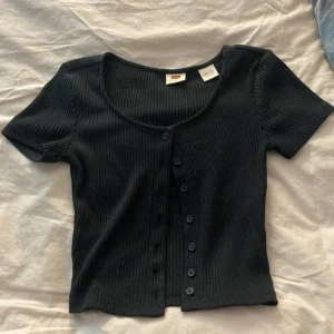 Kortärmad kofta Levis  - Snygg kortärmad kofta eller topp från Levis, säljer då jag aldrig använt den och kommer aldrig göra det. Nypris 300kr. 