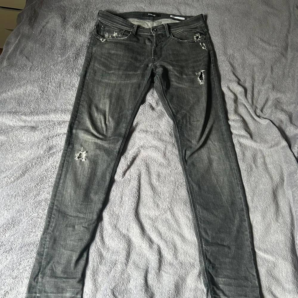 tja säljer dess feta replay jeans i bra skick och storlek 31/34.. Jeans & Byxor.