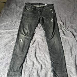 tja säljer dess feta replay jeans i bra skick och storlek 31/34.