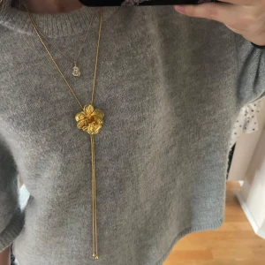 Risis guldhalsband  - Det här jättefina guld platerade blomhalsbandet från Risis. Nypris 1200kr, köpare står för frakt, kontakta gärna för fler bilder.