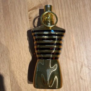 Jean Paul gaultier la male elixir - 125ml men är använd lite så skulle gissa på 90ml