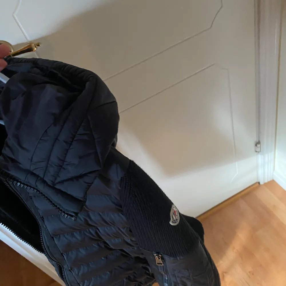 Moncler cardigan från moncler  Storlek M passar S också  . Jackor.