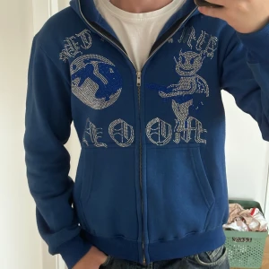 Aimforthemoon Rhinestone hoodie - Aimforthemoon Rhinestone hoodie. Sitter perfekt som på bilden och är i väldigt bra skick. Nypris 800. 