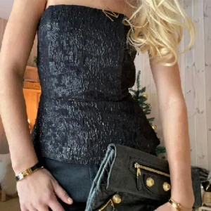 Fest topp - Säljer denna populära fest topp från hm. Storlek S. Jätte bra skick!