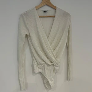 Body - Vit glansig body från Gina Tricot💕