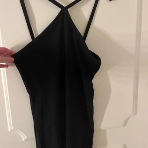 Klänning - Fin svart klänning, som är lite ribbad i materialet☺️nyskick