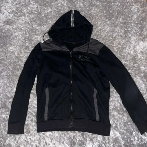 Hugo boss tröja  - Hugo boss tröja i storlek M skick är väl 6 av 10 