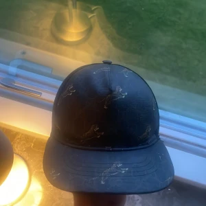 Gucci keps ovanlig.. - Sällsynt och efter frågad keps, är i exstremt bra skick 9-10, Säljs pga vill köpa en annan.  OBS PASSAR M. Lika bra som S
