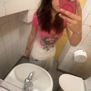 Ed Hardy tröja✌️ - Jättefin ed Hardy tröja som passar ungefär xs-m skulle jag säga. Så fin med rhinestones och färger. Lappen är tyvär borta.💕 