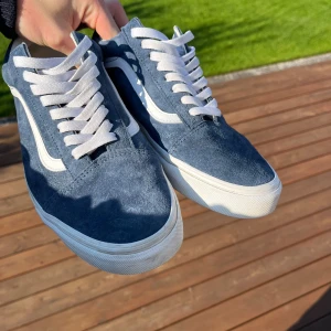 Vans mocka läder sneakers - Säljer ett par feta Vans med en mocka läder fasad. Använda bara ett fåtal gånger så skorna är som nya i skicket. Säljer dem för ett bra pris på de!