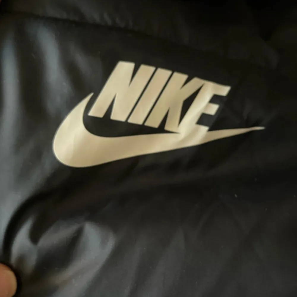 Vinterjacka från Nike. Den är super varm och man kan ha den i fjällen utan att frysa. Den har använts några få gånger och har inga defekter. Jag säljer den pga den är för liten och kommer ej till användning . Jackor.