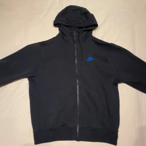 Nike tracksuit  - Svart Nike tracksuit i bra skick, inga hål eller defekter. Säljer då jag inte använder den längre.  OBS: Hoodien är S och byxorna är M.