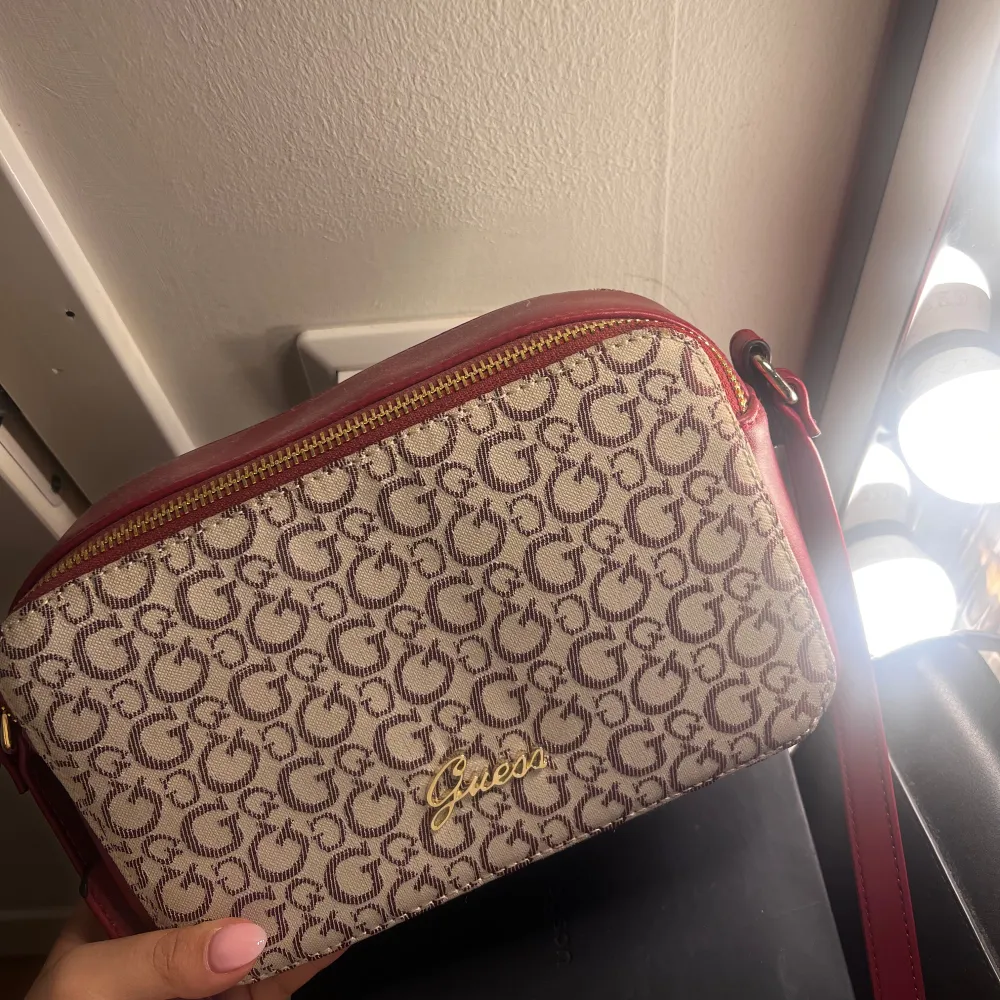 Äkta Guess väska köpt för många år sedan på Hede Fashion Outlet. Använd endast 1/2 gånger max. . Laukut & Käsilaukut.