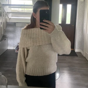 Stickad off shoulder - Supersnygg off shoulder tröja från Gina i storlek S🤍 Använd fåtal gånger så den är i nyskick🤍 Säljer pga att jag tröttnat på den🤍