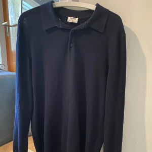 Långärmad pike från Filippa K - Cashmere tröja från Filippa K, säljs pga att jag inte använder längre. Storlek M men passar vissa L (Nypris 2399).