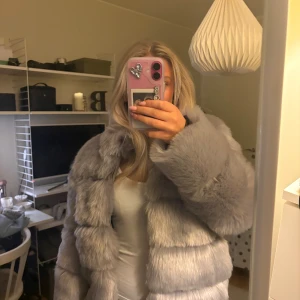 Pälsjacka  - Super snygg vintage pälsjacka. stens storlek men passar mig som har medium small💗💗