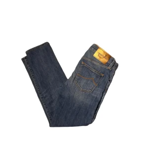 Jacob Cohën jeans - Säljer ett par snygga och lyxiga jeans från Jacob Cohën. Jeansen har en klassisk blå färg med en straight passform. Skick 10/10, pris i butik 3000kr,pris går och diskutera tar även emot byten 🍾😊