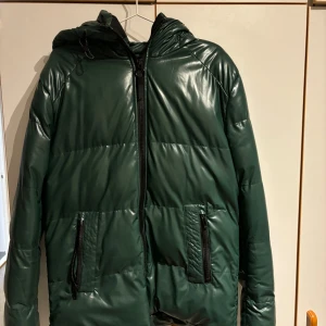 Vinter jacka  - Skick 8/10 Håller dig varm på vintern skulle säga att de är en bra vinterjacka. Pufferjacket 