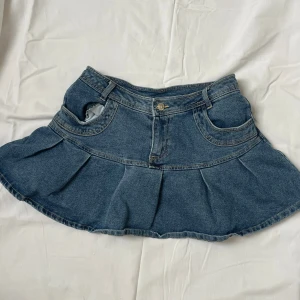 Vintage jeanskjol  - Y2k vintage jeanskjol av Marie Claire   Annonsen är uppladdad både på vinted och plick, först till kvarn gäller! Priset är diskuterbart