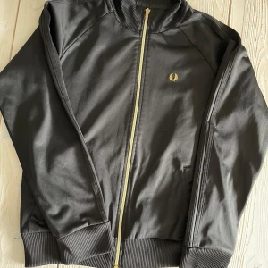 Fred Perry zip tröja  - Fred Perry zip tröja I storlek m Fint skick