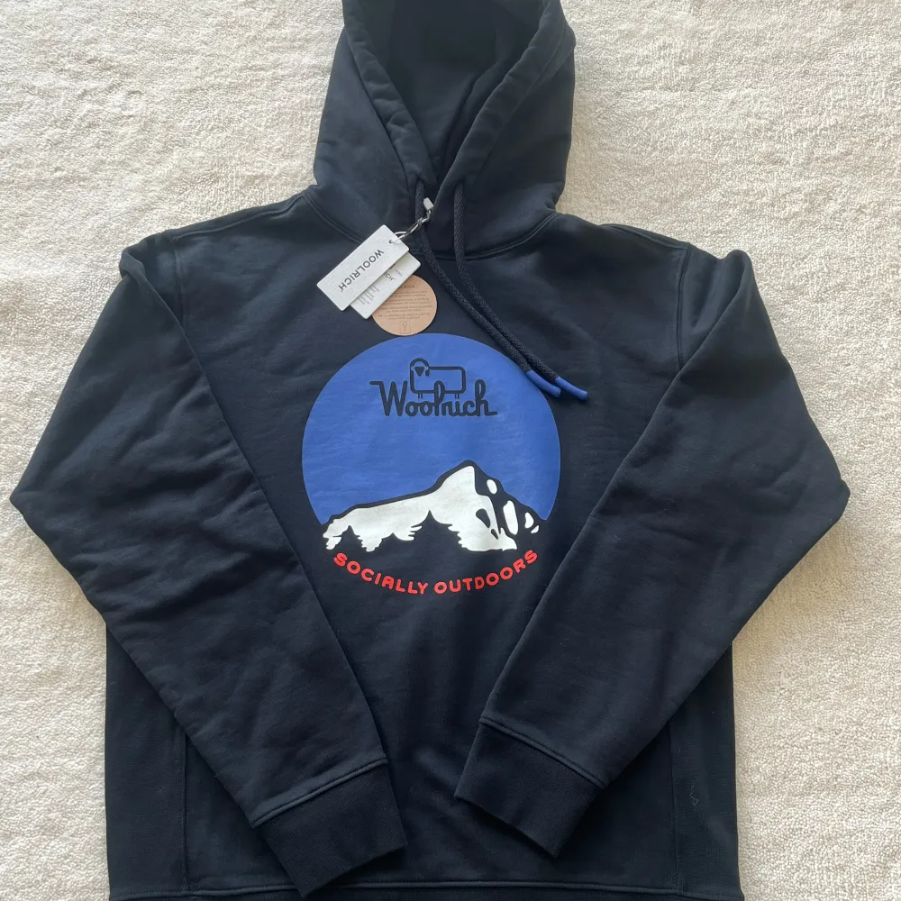 Ja du hörde rätt, helt ny Woolrich hoodie säljs nu | Skick - 10/10 | Size - S | Pris - 1099 | Om du har några frågor eller funderingar tveka inte att höra av dig!. Hoodies.