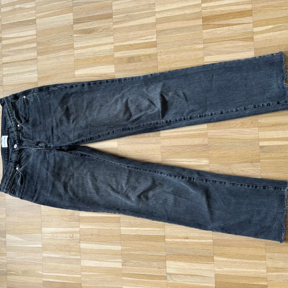 Snygga svarta lågmidjade raka jeans från Abrand med lite urtvättad stil. Nypris 999 kr. Passar mig som är 175 cm🩷. Jeans & Byxor.