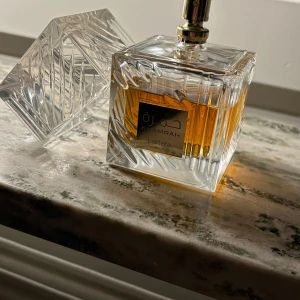 Lattafa Khamrah edp  - Jätte fin doft, passande för kallare väder, perfekt i för vintern som kommer. Flaskans huvud är borta men den funkar som vanligt. Ca. 70ml kvar av 100ml 