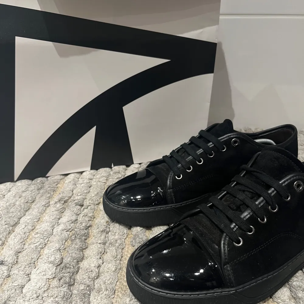 Lanvin Cap Toe Sneakers || Storlek: UK-8 (43) || Mycket fint skick, använda men inga större skavanker || Dustbag medföljer . Skor.