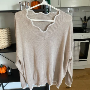 Stickad tröja  - Stickad tröja använd några gånger. Skönt runt material perfekt till början av hösten 🪵🤍 skulle säga att den är en xl 