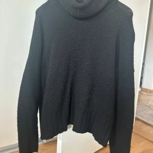 Svart stickadtröja från stradivarius  - Svart stickad tjocktröja från stradivarius i storlek S. Rätt så oversized i modellen. 
