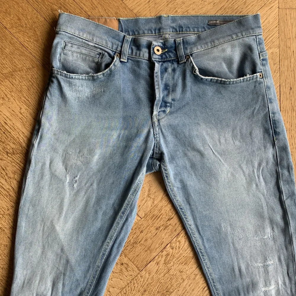 Dondup jeans[] modell-George skinny fit[] feta med slitningar vilket är populärt[] den har en slitning på sista bilden som ja inte säker på om d är design eller modellen[] MVH. Jeans & Byxor.