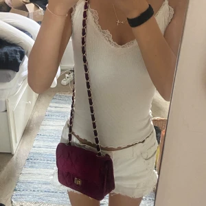 Axelremsväska  - En jätte fin Axelremsväska som är mörklila/vinröd💕 jätte bra skick, (dam på bilderna)😁 jätte bra att ha nu till skolan!💕 Skriv om ni har frågor eller tryck gärna på köp nu 💕pris kan diskuteras 😁 nypris 298kr
