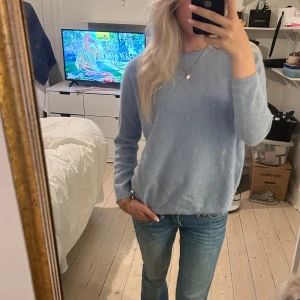 Cashmer tröja - As snygg Kashmir tröja i ljusblått å endast andvänd 1 gång💙😍😍