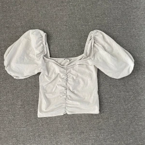 Topp med puffärmar  - Topp med puffärmar och scrunch där fram!