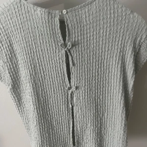 Fin blus med fina detaljer på ryggen - Jätte fin blus från zara. Tunt material med fina detaljer på ryggen! Köpt för länge sedan.