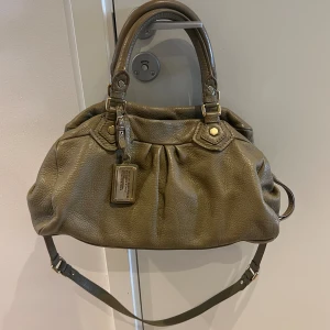 Marc Jacobs väska  - Jätte snyggt väska utan defekter, kanske förekommer små små om man ska vara noggrann men det syns endast i närheten🩷Skriv privat så svarar jag gärna på alla frågor🙌🏼