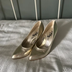 Guldiga klackar - Guldiga klackar i storlek 39🌟 Tryck gärna på köp nu 