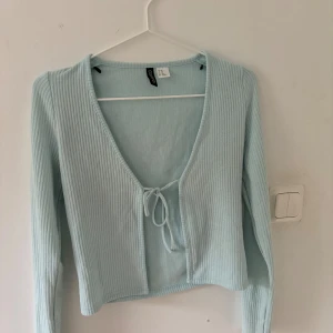 Kofta - Supersöt kofta som tyvärr är lite för liten Knappt använd 