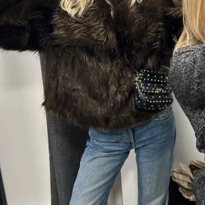 Faux fur jacka - Cropppad faux fur jacka i mörkbrun färg.  S/M