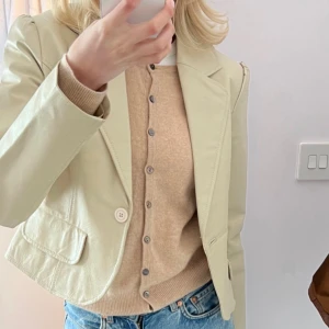 Krämvit skinnjacka - Vintage skinnjacka i krämvit färg storlek s. Kan skicka fler bilder om det önskas. 