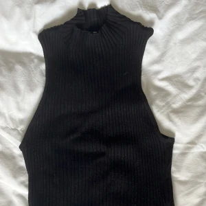 Svart linne - Gulligt svart linne som nästan aldrig är använt! I jätte skönt stretchigt material. Skicka om du har fler frågor! 