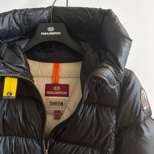 Parajumper jacka - Jag säljer min parajumper jacka då den inte längre kommer till användning. Storlek xs, riktigt fint skick! 🤍 Nypris:7099, köpt på johnells